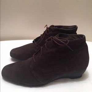 Munro brown suede angle wedge bootie!